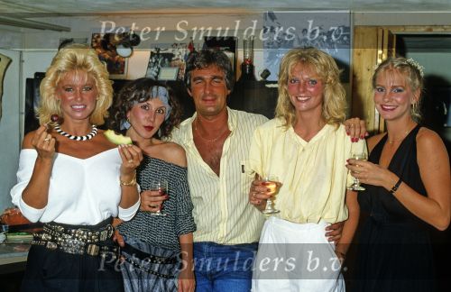 Hilversum 1982
Connie Breukhoven ( toen nog als zangeres Vanessa ) met haar manager Ludo Voeten en Bernadette Kraakman en 2 dames van de groep Vulcano
Foto Peter Smulders BV Eindhoven