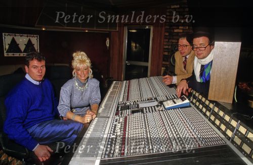 London 1986
Vanessa ( Connie Breukhoven ) met haar inmiddels overleden mamanger Frits Hirschland in de studio.
