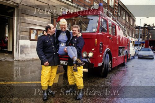 London 1986
Vanessa ( Connie Breukhoven ) met enkele leden van de brandweer
Foto Peter Smulders BV