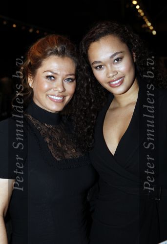Amsterdam 12 december 2009
Modeshow en presentatie Jackie met Christina Curry op de cover tijdens de miljonair fair. Antje Monteiro met dochter
Peter Smulders bv