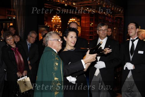 Amsterdam 14 december 2009
Presentatie nieuwe creme van La Mer op de miljonairfair. champagne wordt ontkurkt met zwaard
Peter Smulders bv