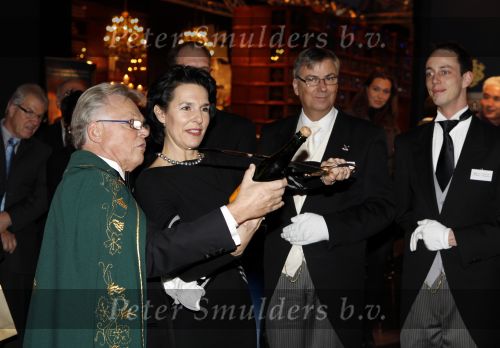 Amsterdam 14 december 2009
Presentatie nieuwe creme van La Mer op de miljonairfair. champagne wordt ontkurkt met zwaard
Peter Smulders bv