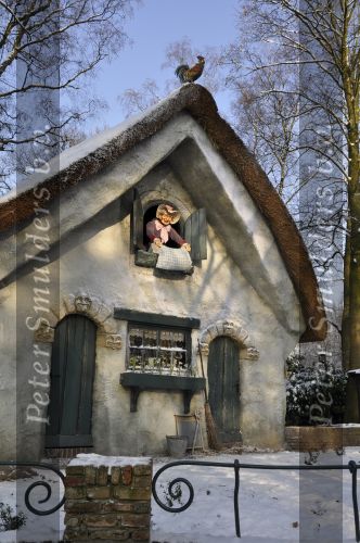 Kaatsheuvel, 7 Januari 2010
Sprookje Vrouw Holle
Er was eens een lief meisje dat haar spinspoel in de waterput liet vallen. Ze sprong ï¿½m achterna en kwam terecht bij Vrouw Holle, voor wie ze elke dag het beddengoed opschudde. Ergens op aarde sneeuwde het dan prachtig. Toen het meisje weer naar huis wilde kreeg ze als dank een regen van goud over zich heen. Haar luie stiefzus was jaloers en ook zij sprong in de put. Maar bij Vrouw Holle aangekomen schudde ze zelfs het kussen niet op en het sneeuwde dan ook nergens meer op aarde. Voor straf werd ze overspoeld met vieze zwarte pek. En haar ijverige stiefzus? Die was schatrijk geworden en leefde nog lang en gelukkig!
