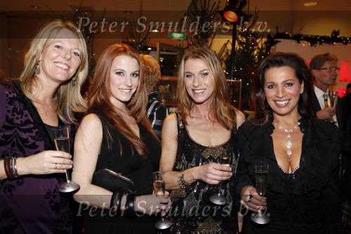 Amstelveen 12 december 2009
Kerstborrel Princess in het cobra museum. Anita Heilker met dochter en Esther Oosterbeek en Dorien Ouborg
Peter Smulders bv