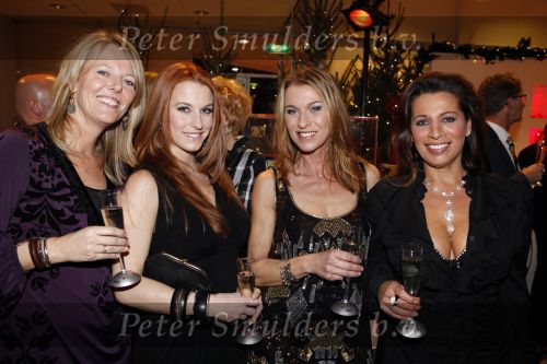 Amstelveen 12 december 2009
Kerstborrel Princess in het cobra museum. Anita Heilker met dochter en Esther Oosterbeek en Dorien Ouborg
Peter Smulders bv