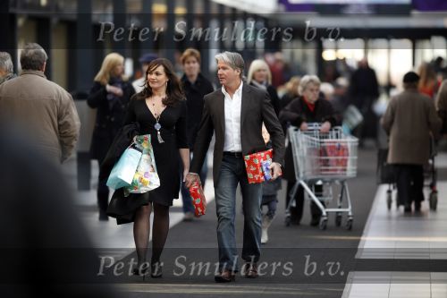 Amsterdam 16 december 2009
Dries Roelvink met zijn nieuwe vriendin  Honoria aan het winkelen in winkelcentrum Gelderlandplein.
Peter Smulders bv