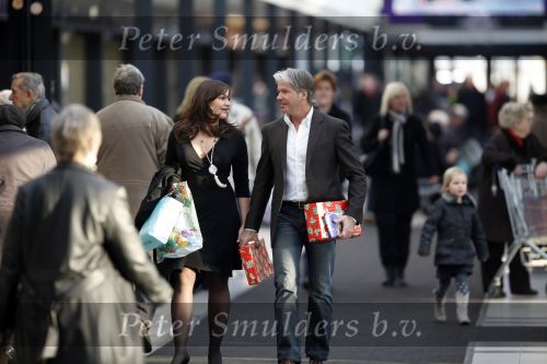 Amsterdam 16 december 2009
Dries Roelvink met zijn nieuwe vriendin  Honoria aan het winkelen in winkelcentrum Gelderlandplein.
Peter Smulders bv