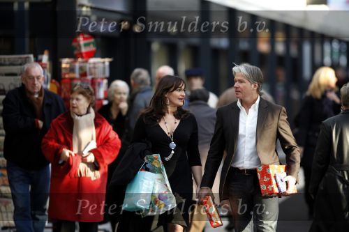 Amsterdam 16 december 2009
Dries Roelvink met zijn nieuwe vriendin  Honoria aan het winkelen in winkelcentrum Gelderlandplein.
Peter Smulders bv