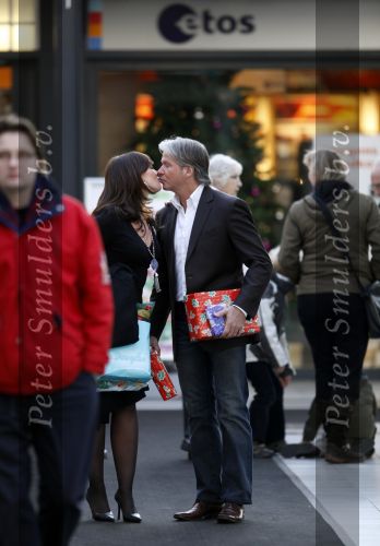 Amsterdam 16 december 2009
Dries Roelvink met zijn nieuwe vriendin  Honoria aan het winkelen in winkelcentrum Gelderlandplein.
Peter Smulders bv