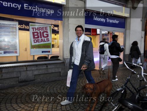 Amsterdam 9 december 2009
Edwin de Roy v Zuydewijn met zijn hond op de dam.