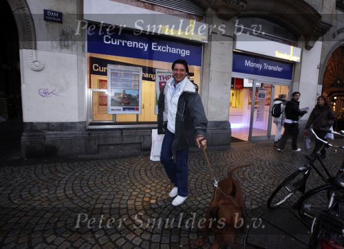 Amsterdam 9 december 2009
Edwin de Roy v Zuydewijn met zijn hond op de dam.