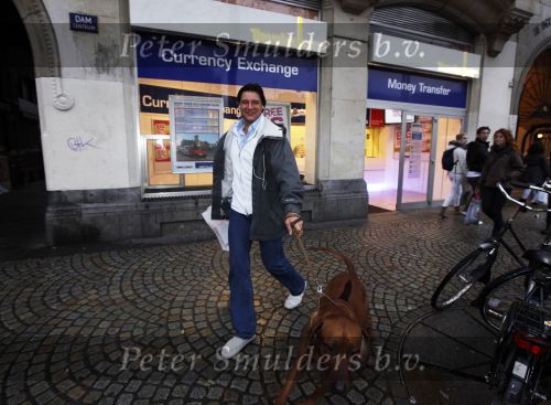 Amsterdam 9 december 2009
Edwin de Roy v Zuydewijn met zijn hond op de dam.