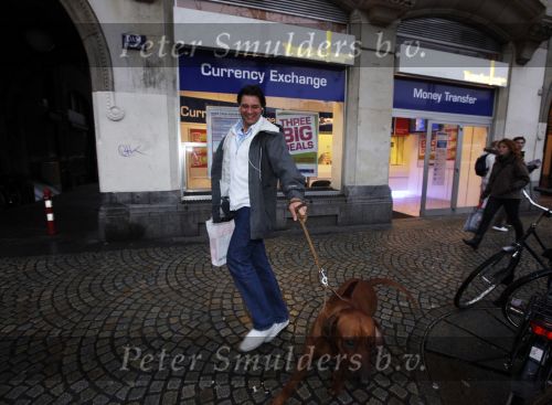 Amsterdam 9 december 2009
Edwin de Roy v Zuydewijn met zijn hond op de dam.