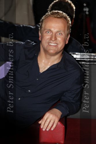 Amsterdam 15 december 2009
Chantal janzen haar beeld wordt gepresenteerd bij Madame tussaud. Haar ouders en vriend Marco zijn natuurlijk aanwezig. Gordon
Peter smulders bv