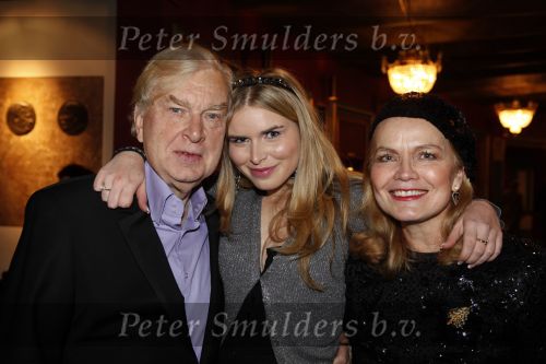 Amsterdam 18 december 2009
Premiere kerstcircus van henk v d Meyden in carre. Henk met zijn vrouw Monica en dochter
Peter Smulders bv