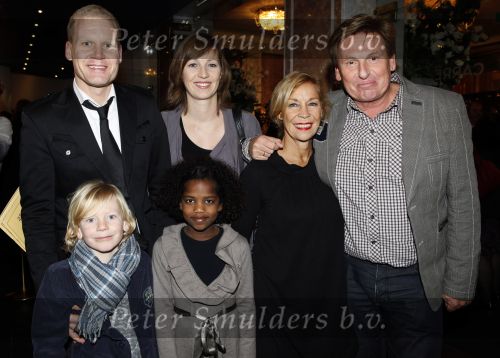 Amsterdam 18 december 2009
Premiere kerstcircus van henk v d Meyden in carre. Lia en Henny Huisman met dochter Nicky schoonzoon Frank Lacroix en kleinkinderen
Peter Smulders bv
