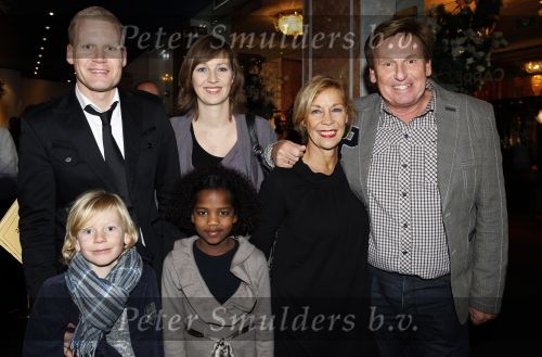 Amsterdam 18 december 2009
Premiere kerstcircus van henk v d Meyden in carre. Lia en Henny Huisman met dochter Nicky schoonzoon Frank Lacroix en kleinkinderen
Peter Smulders bv