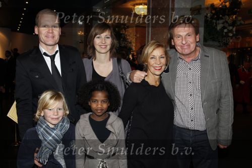 Amsterdam 18 december 2009
Premiere kerstcircus van henk v d Meyden in carre. Lia en Henny Huisman met dochter Nicky schoonzoon Frank Lacroix en kleinkinderen
Peter Smulders bv