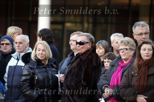 Amsterdam 13 december 2009
Rene Froger en zijn zussen en kinderen Natasja Danny Maxim en Didier hangen foto\'sn (sterren) van Bollen jan en Mien in de grote kerstboom bij de stopera. Jantje diamantje
Peter Smulders bv