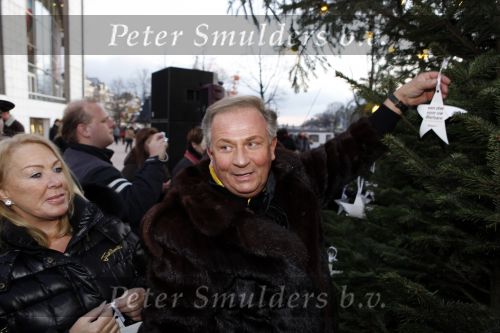 Amsterdam 13 december 2009
Rene Froger en zijn zussen en kinderen Natasja Danny Maxim en Didier hangen foto\'sn (sterren) van Bollen jan en Mien in de grote kerstboom bij de stopera. Jantje diamantje
Peter Smulders bv