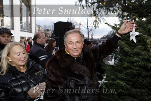 Amsterdam 13 december 2009
Rene Froger en zijn zussen en kinderen Natasja Danny Maxim en Didier hangen foto\'sn (sterren) van Bollen jan en Mien in de grote kerstboom bij de stopera. Jantje diamantje
Peter Smulders bv