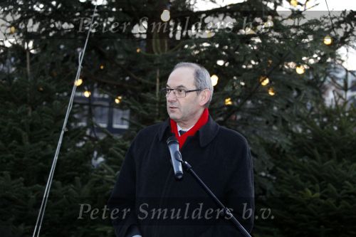 Amsterdam 13 december 2009
Rene Froger en zijn zussen en kinderen Natasja Danny Maxim en Didier hangen foto\'sn (sterren) van Bollen jan en Mien in de grote kerstboom bij de stopera. Burgemeester Job Cohen met zijn vrouw
Peter Smulders bv
