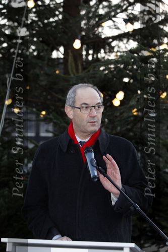 Amsterdam 13 december 2009
Rene Froger en zijn zussen en kinderen Natasja Danny Maxim en Didier hangen foto\'sn (sterren) van Bollen jan en Mien in de grote kerstboom bij de stopera. Burgemeester Job Cohen met zijn vrouw
Peter Smulders bv