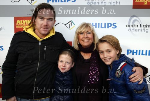 Den Haag 12 december 2009
Premiere in Pathe den Haag. Willeke Alberti met Johnny de Mol en Julian en Noah de Mol
Peter Smulders bv