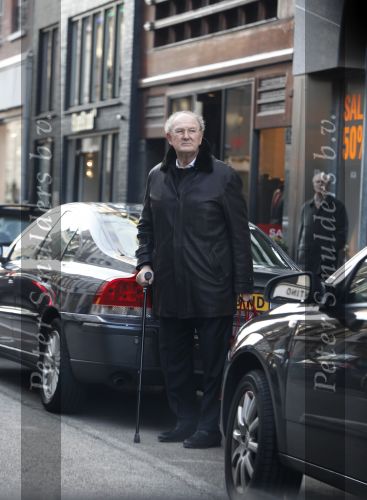 Amsterdam 12 december 2009
Joop v d Ende op krukken op de pc hooftstraat.
Peter Smulders bv