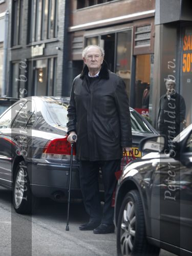 Amsterdam 12 december 2009
Joop v d Ende op krukken op de pc hooftstraat.
Peter Smulders bv