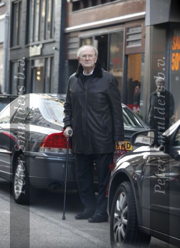 Amsterdam 12 december 2009
Joop v d Ende op krukken op de pc hooftstraat.
Peter Smulders bv