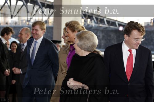 Amsterdam 16 december 2009
Uitreiking prins Claus prijzen in het ij theater. Aanwezig zijn Koningin Beatrix Prins Willem Alexander prinses Maxima prins Friso Mabel Wisse Smit prins Constantijn en Prinses Laurentien.
Peter Smulders bv