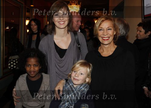 Amsterdam 18 december 2009
Premiere kerstcircus van henk v d Meyden in carre. Lia en Henny Huisman met dochter Nicky schoonzoon Frank Lacroix en kleinkinderen
Peter Smulders bv