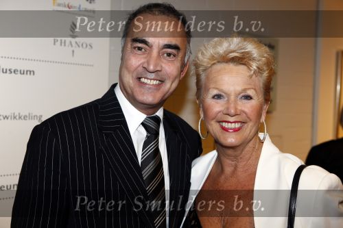 Amstelveen 12 december 2009
Kerstborrel Princess in het cobra museum. Loeki Knol met vriend
Peter Smulders bv