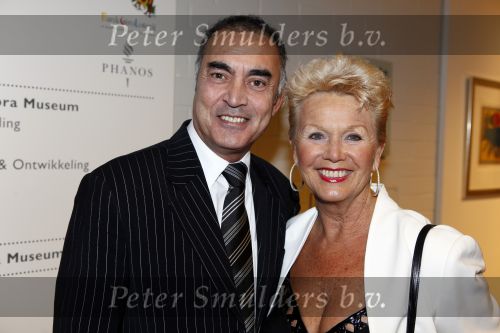 Amstelveen 12 december 2009
Kerstborrel Princess in het cobra museum. Loeki Knol met vriend
Peter Smulders bv