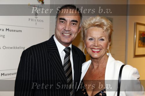 Amstelveen 12 december 2009
Kerstborrel Princess in het cobra museum. Loeki Knol met vriend
Peter Smulders bv