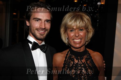 Amsterdam 15 december 2009
Sportman van het jaar verkiezing in de RAI. Margriet Zegers met een kennis
Peter Smulders bv