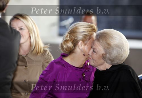 Amsterdam 16 december 2009
Uitreiking prins Claus prijzen in het ij theater. Aanwezig zijn Koningin Beatrix Prins Willem Alexander prinses Maxima prins Friso Mabel Wisse Smit prins Constantijn en Prinses Laurentien.
Peter Smulders bv