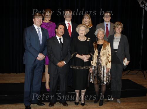 Amsterdam 16 december 2009
Uitreiking prins Claus prijzen in het ij theater. Aanwezig zijn Koningin Beatrix Prins Willem Alexander prinses Maxima prins Friso Mabel Wisse Smit prins Constantijn en Prinses Laurentien.
Peter Smulders bv
