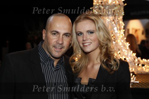 Amsterdam 14 december 2009
Presentatie nieuwe creme van La Mer op de miljonairfair. Mental theo nabuurs met zijn vriendin Maaike Jansen
Peter Smulders bv