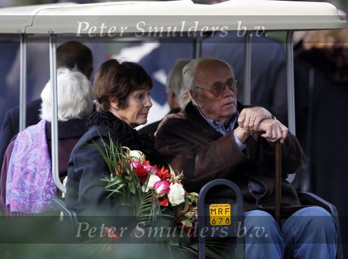 Amsterdam 8 december 2009
Begrafenis Ramses Shaffy op zorgvlied. Ramses vertrok met koets vanaf Carre. Daar waren Liesbeth List met man en dochter en Kitty Courbois. Mies Bouwman met man Leen Timp