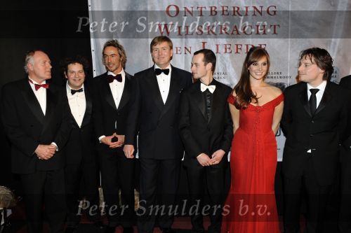Leeuwarden 13 december 2009
Premiere helden van 1963 in het WTC. Prins Willem Alexander en de cast waaronder Chris Zegers Cas Jansen Chava voor in t Holt Laurens v d Akker Steven de Jong Cees Geel Dirk Zeelnberg Peter Tuinman Willeke v Ammelrooy Jeen v d Berg Reinier Paping en jan Uitham
Peter Smulders bv