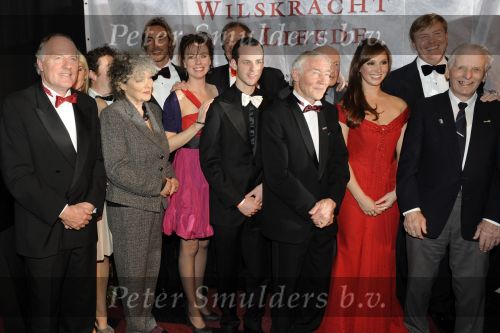 Leeuwarden 13 december 2009
Premiere helden van 1963 in het WTC. Prins Willem Alexander en de cast waaronder Chris Zegers Cas Jansen Chava voor in t Holt Laurens v d Akker Steven de Jong Cees Geel Dirk Zeelnberg Peter Tuinman Willeke v Ammelrooy Jeen v d Berg Reinier Paping en jan Uitham
Peter Smulders bv