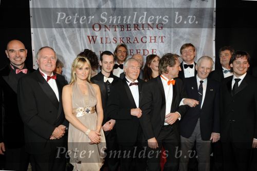 Leeuwarden 13 december 2009
Premiere helden van 1963 in het WTC. Prins Willem Alexander en de cast waaronder Chris Zegers Cas Jansen Chava voor in t Holt Laurens v d Akker Steven de Jong Cees Geel Dirk Zeelnberg Peter Tuinman Willeke v Ammelrooy Jeen v d Berg Reinier Paping en jan Uitham
Peter Smulders bv