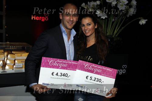 Amsterdam 14 december 2009
Presentatie nieuwe creme van La Mer op de miljonairfair. Ralph de Vries overhandigt namens Hergo cheque aan Quincy trustfull voor Pink Ribbon
Peter Smulders bv