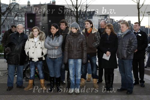 Amsterdam 13 december 2009
Rene Froger en zijn zussen en kinderen Natasja Danny Maxim en Didier hangen foto\'sn (sterren) van Bollen jan en Mien in de grote kerstboom bij de stopera.
Peter Smulders bv