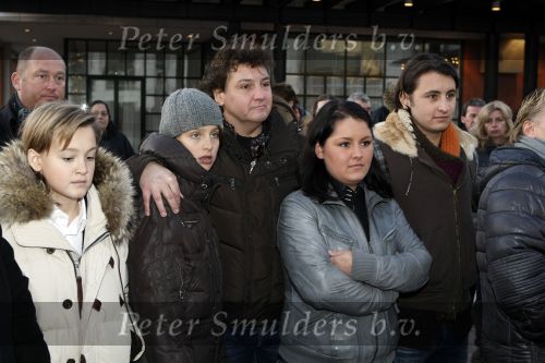 Amsterdam 13 december 2009
Rene Froger en zijn zussen en kinderen Natasja Danny Maxim en Didier hangen foto\'sn (sterren) van Bollen jan en Mien in de grote kerstboom bij de stopera.
Peter Smulders bv