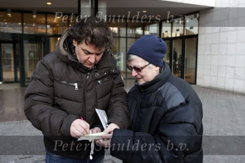 Amsterdam 13 december 2009
Rene Froger en zijn zussen en kinderen Natasja Danny Maxim en Didier hangen foto\'sn (sterren) van Bollen jan en Mien in de grote kerstboom bij de stopera.
Peter Smulders bv