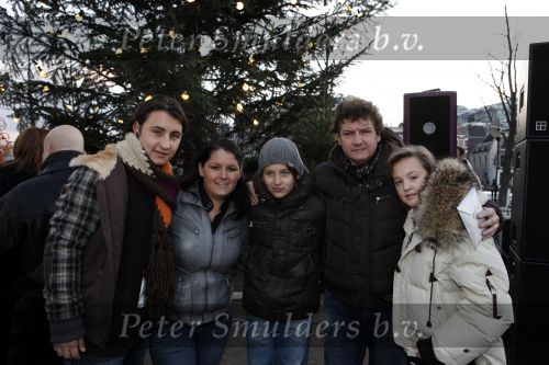 Amsterdam 13 december 2009
Rene Froger en zijn zussen en kinderen Natasja Danny Maxim en Didier hangen foto\'sn (sterren) van Bollen jan en Mien in de grote kerstboom bij de stopera.
Peter Smulders bv