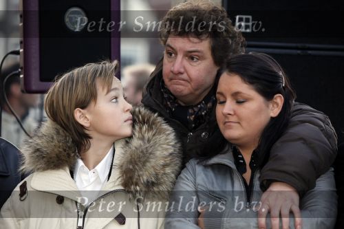 Amsterdam 13 december 2009
Rene Froger en zijn zussen en kinderen Natasja Danny Maxim en Didier hangen foto\'sn (sterren) van Bollen jan en Mien in de grote kerstboom bij de stopera.
Peter Smulders bv